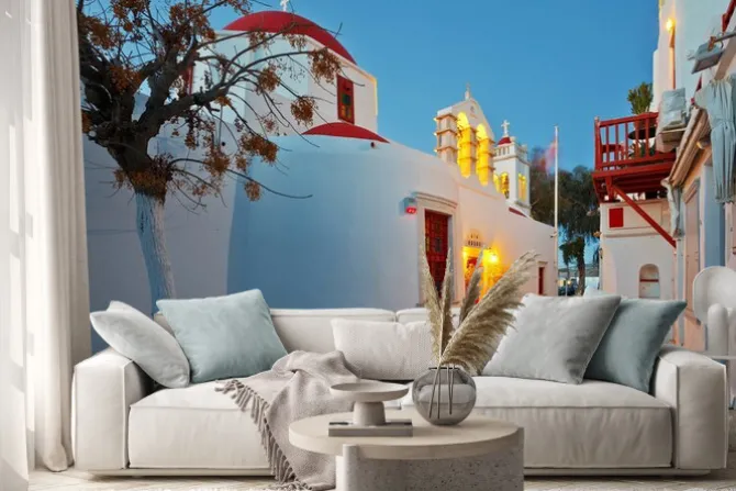 Naklejka: Bizantyjski kościół na ulicy miasta mykonos na wczesnym rankiem.