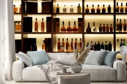 Naklejka: Butelki alkoholu na półkach w barze