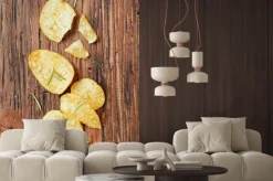 Naklejka: Chipsy z solą i rozmarynem na powierzchni drewnianych