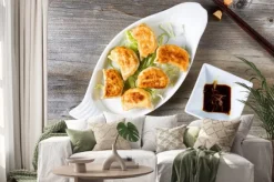 Naklejka: Chińskie pierożki smażone danie z sosem zanurzenie gotowe do