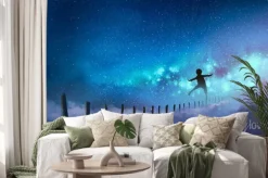 Naklejka: Chłopiec balansujący na desce przybija do drogi mlecznej z wieloma