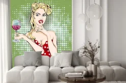 Naklejka: Ciii pop art twarz kobiety z palcem na ustach i kieliszkiem wina