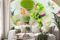 Naklejka: Część sajgonki na stare drewno z pikantnym sosem, warzywami