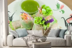 Naklejka: Część sajgonki na stare drewno z pikantnym sosem, warzywami