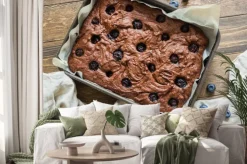 Naklejka: Czekoladowe brownie z jagodami w formie do pieczenia na drewnianym