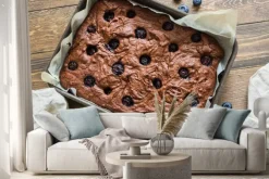 Naklejka: Czekoladowe brownie z jagodami w formie do pieczenia na drewnianym