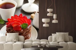 Naklejka: Czekoladowe naleśniki z kremem czekoladowym i truskawkami.