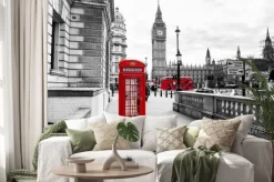 Naklejka: Czerwona budka telefoniczna na czarno-białym zdjęciu