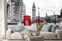 Naklejka: Czerwona budka telefoniczna na czarno-białym zdjęciu