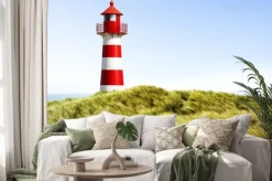 Naklejka: Czerwono-biała latarnia morska nad brzegiem