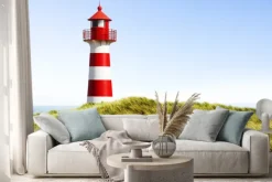 Naklejka: Czerwono-biała latarnia morska nad brzegiem