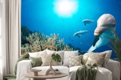 Naklejka: Delfin pod wodą na niebieskim tle oceanu