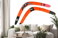 Naklejka: Dwa drewniane malowane kolorowe bumerang ponad biały