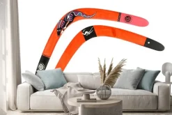 Naklejka: Dwa drewniane malowane kolorowe bumerang ponad biały