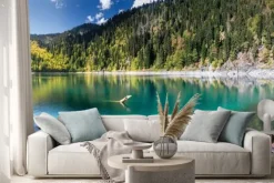 Naklejka: Dziewczyna podziwia scenic widok na góry i jezioro w ritsa reserve