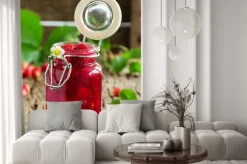 Naklejka: Dziki dżem truskawkowy.