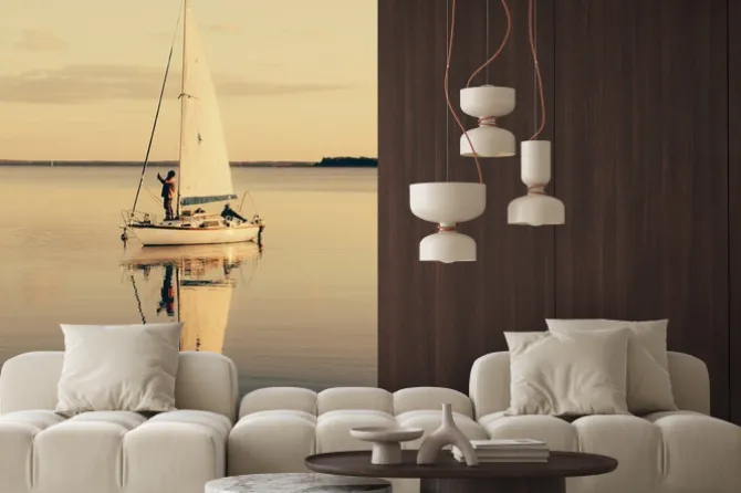 Naklejka: Żeglowanie na spokojne jezioro z odbicia w wodzie. serene krajobraz