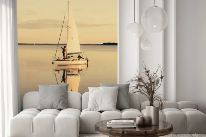 Naklejka: Żeglowanie na spokojne jezioro z odbicia w wodzie. serene krajobraz