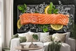 Naklejka: Filet z łososia podany na czarnym kamieniu