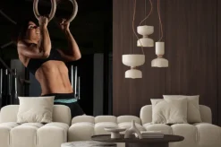 Naklejka: Fit młoda kobieta na pierścienie gimnastyczka