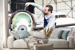 Naklejka: Fluggerätemechaniker repariert triebwerk von flugzeug im hangar