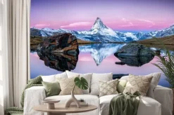 Naklejka: Górskie jezioro z ośnieżonymi szczytami gór w tle