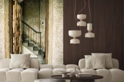 Naklejka: Grungy opuszczonych domu z drzwi i schody