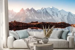 Naklejka: Góry i bezchmurne niebo odbijające się w czystej wodzie