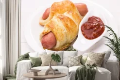 Naklejka: Homemade świeże kiełbaski w cieście