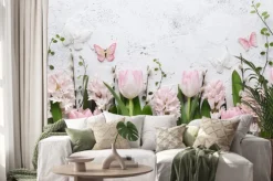 Naklejka: Jasnoróżowe kwiaty i motyle na tle białej ściany