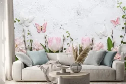 Naklejka: Jasnoróżowe kwiaty i motyle na tle białej ściany