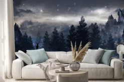 Naklejka: Jeleń wśród drzew nocą pod gwiazdami