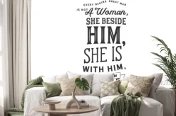 Naklejka: Każdy za wielkim mężczyzną nie jest kobietą, ona obok niego,