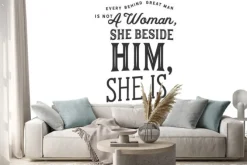 Naklejka: Każdy za wielkim mężczyzną nie jest kobietą, ona obok niego,