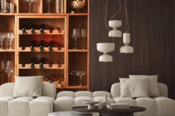 Naklejka: Kieliszki i butelki na drewnianym regale