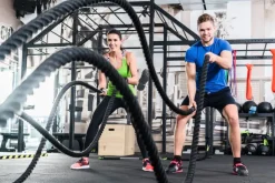 Naklejka: Kobieta i mężczyzna ćwiczący na siłowni z liną