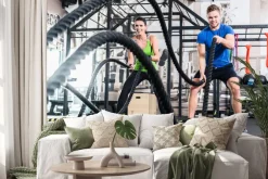 Naklejka: Kobieta i mężczyzna ćwiczący na siłowni z liną