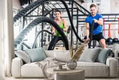 Naklejka: Kobieta i mężczyzna ćwiczący na siłowni z liną