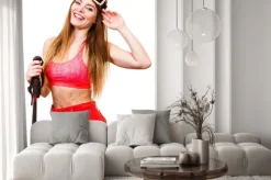 Naklejka: Kobieta narciarz gogli z kijami. sporty zimowe