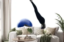 Naklejka: Kobieta pilates ball fitness ćwiczenia izolowane