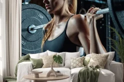 Naklejka: Kobieta przygotowująca się do przysiadów ze sztangą na siłowni