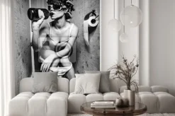 Naklejka: Kobieta siedząca w toalecie z winem