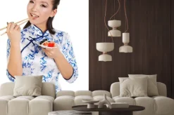 Naklejka: Kobieta sushi gospodarstwa sushi z pałeczki