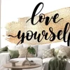 Naklejka: Kochaj siebie - czarny napis odręczny napis ze złotym rozmazem