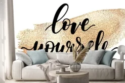 Naklejka: Kochaj siebie - czarny napis odręczny napis ze złotym rozmazem