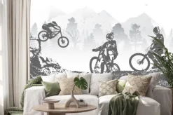 Naklejka: Kolarze na trasie w górskich lasach