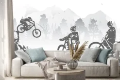 Naklejka: Kolarze na trasie w górskich lasach