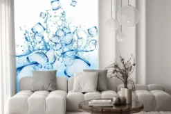 Naklejka: Kostki lodu wpadające do wody na jasnym tle