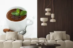 Naklejka: Kubek z gorącą czekoladą mięty na białym stole, pionowe