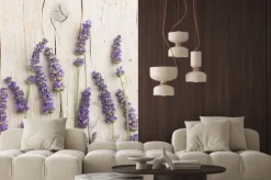Naklejka: Kwiaty lawendy na jasnym drewnie
